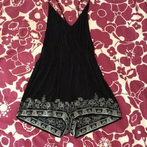 3/$15🌻Black romper with lace detail